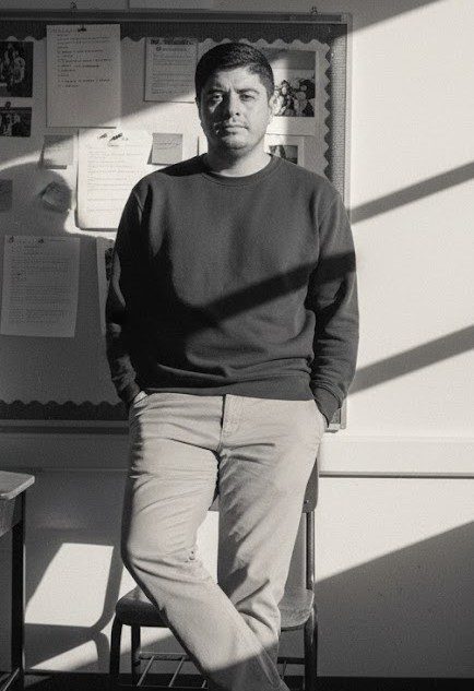 Hebert Silva Oliveira em sala de aula, em fotografia editorial em preto e branco