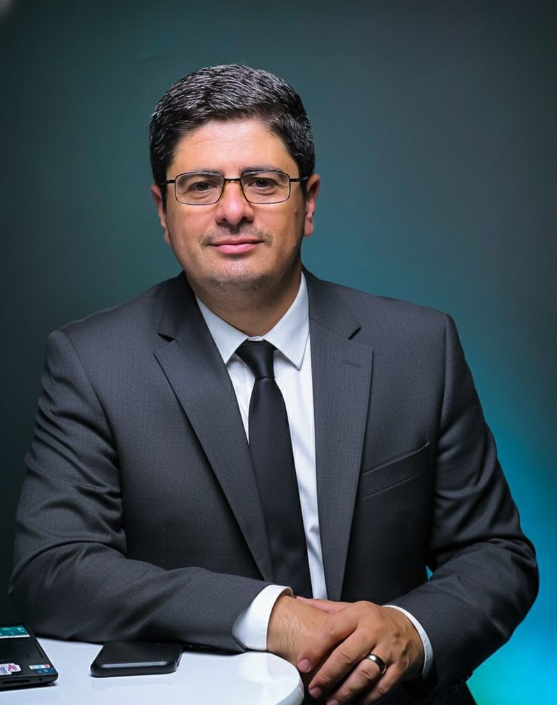 Hebert Silva Oliveira, fundador da AMH Consultoria, em retrato executivo